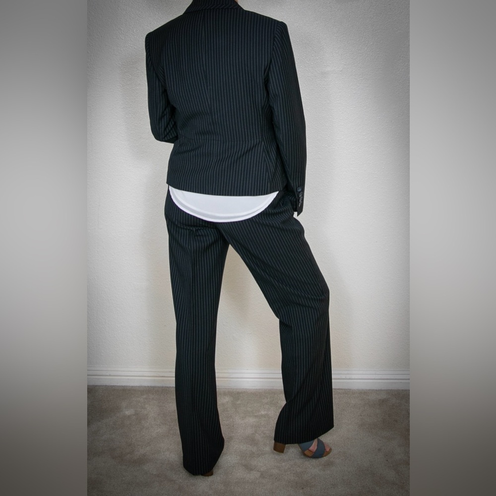 Jones New York pin stripe navy blue pant suit. Sz 6 - Picture 2 of 11